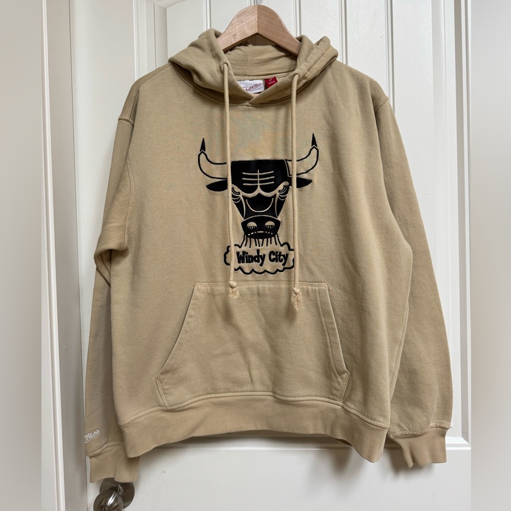 Mitchell and Ness Tan Chicago Bulls Windy City Poly/Cotton Blend Hoddie. Size L